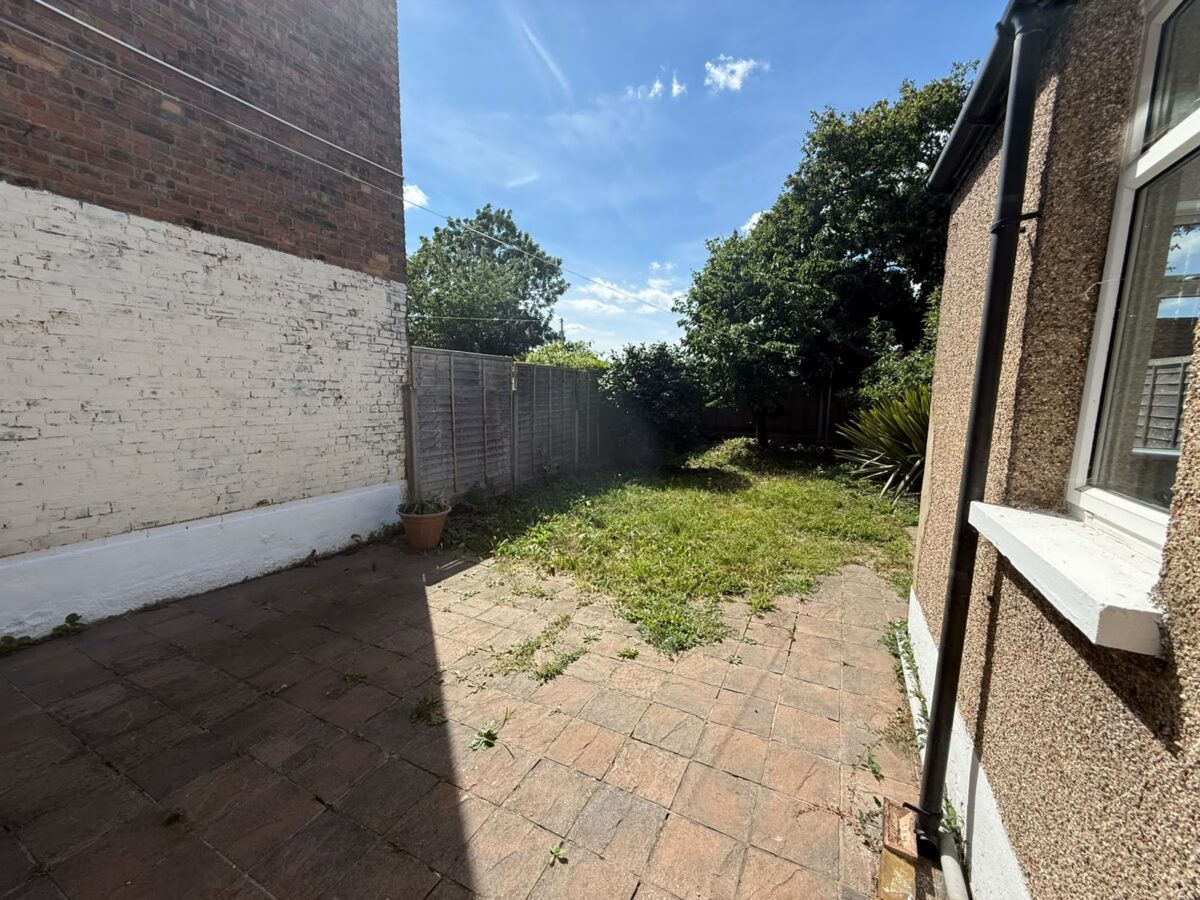 3 bed semi-detached house to rent Colenso Road, Ilford IG2