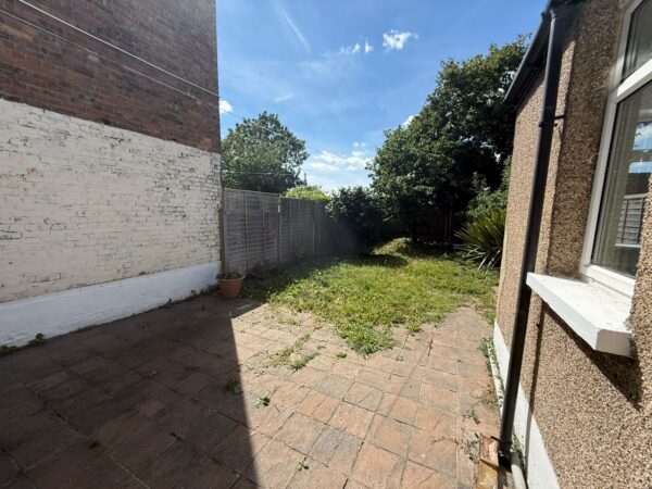3 bed semi-detached house to rent Colenso Road, Ilford IG2