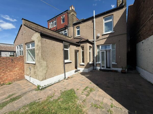 3 bed semi-detached house to rent Colenso Road, Ilford IG2