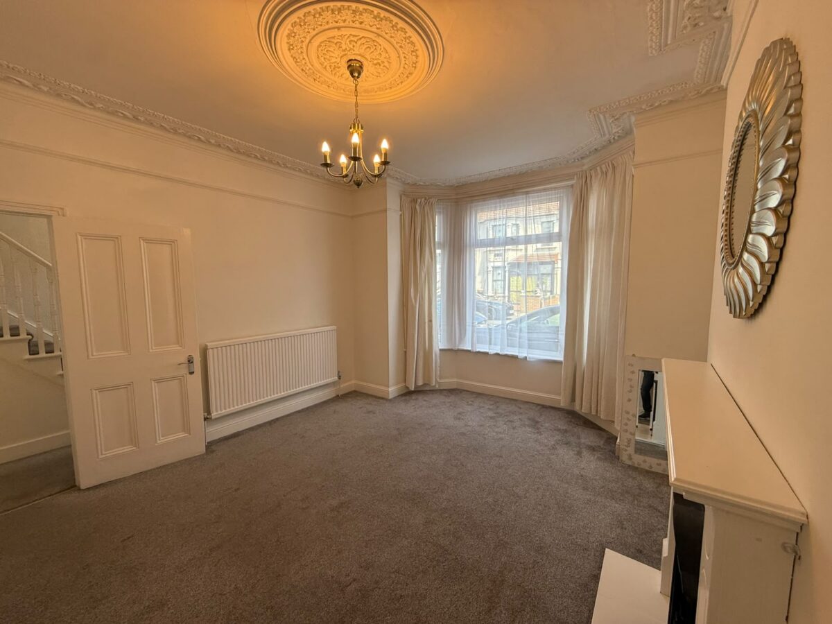 3 bed semi-detached house to rent Colenso Road, Ilford IG2