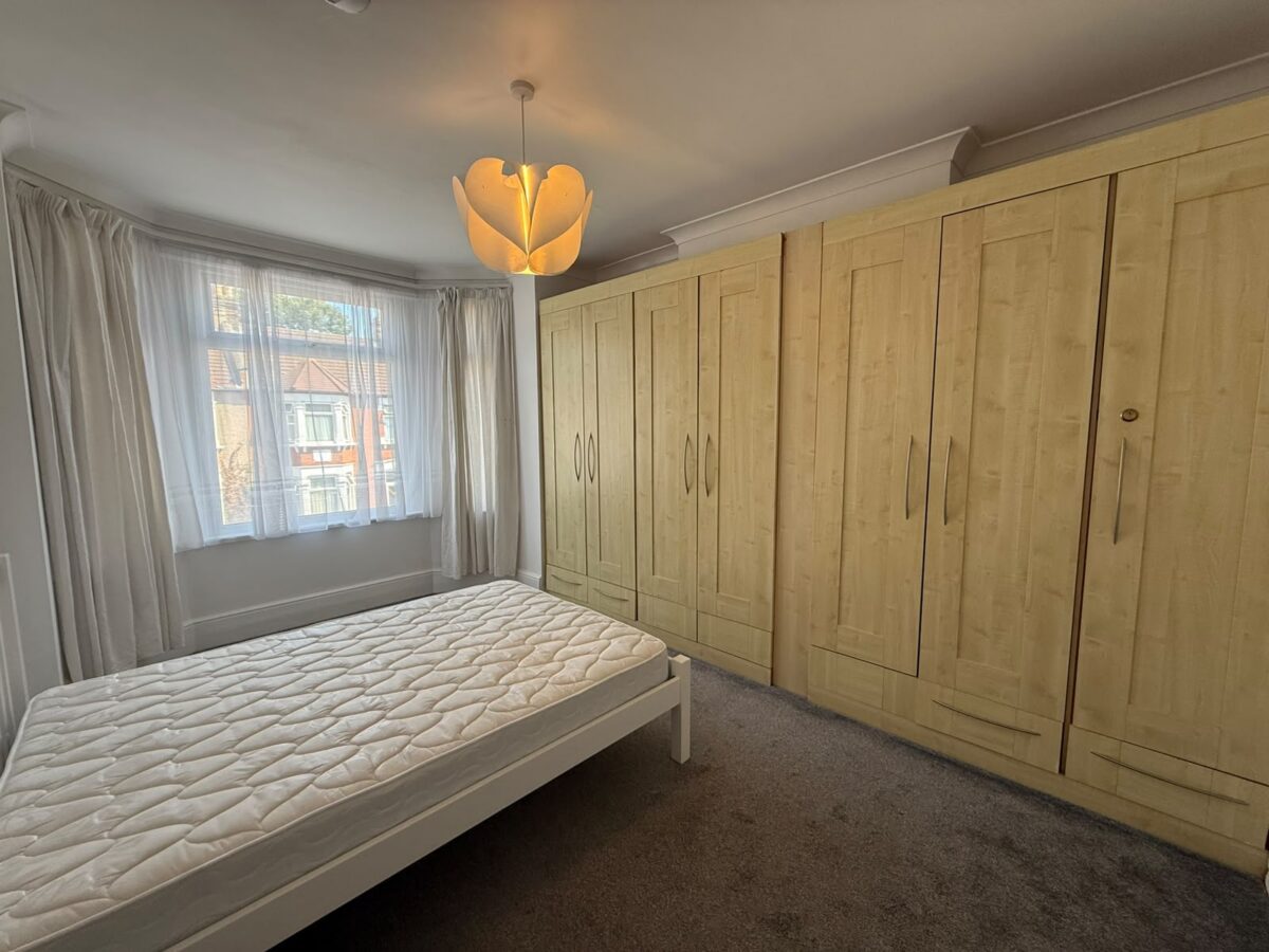 3 bed semi-detached house to rent Colenso Road, Ilford IG2