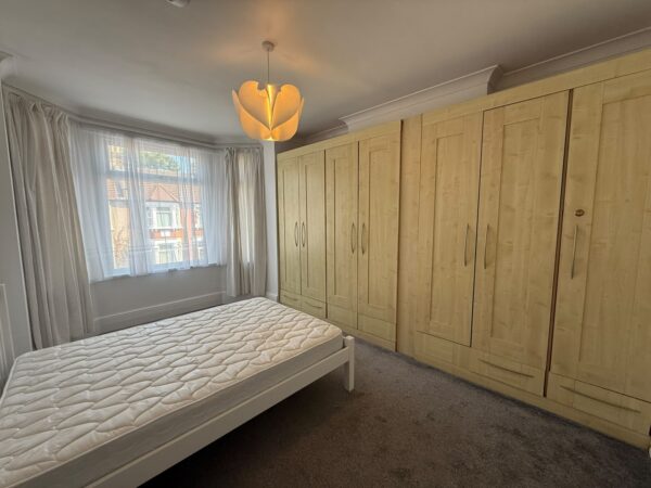 3 bed semi-detached house to rent Colenso Road, Ilford IG2