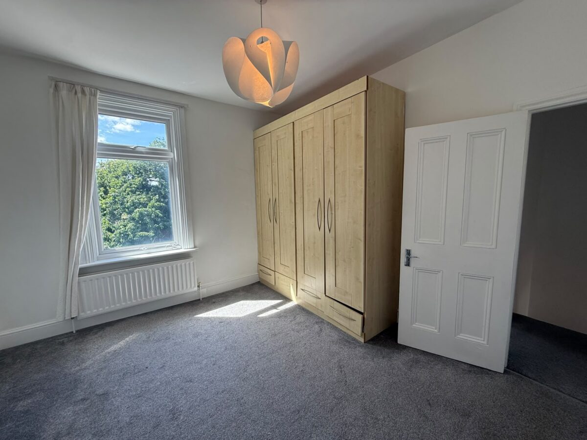3 bed semi-detached house to rent Colenso Road, Ilford IG2